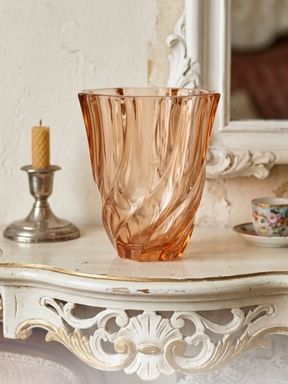 Vintage Luminarc Swirl vase
Made in France. Stamped
MCM